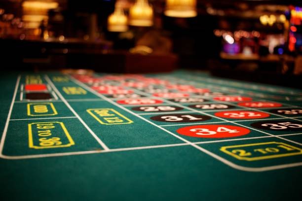Live Qiu Qiu dealer table on jktok with multi-camera view