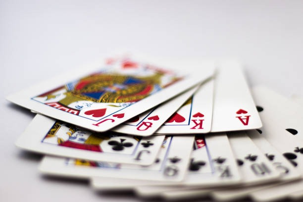Standard Qiu Qiu table layout with dealer and player seats